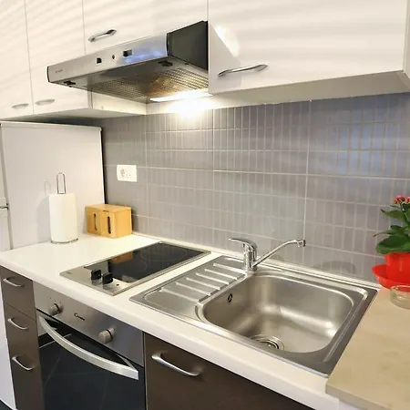 Apartment & 72