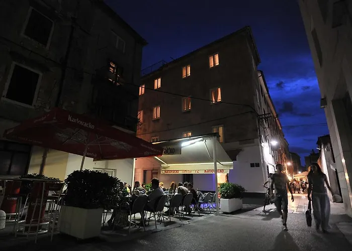 Apartament & 72 *