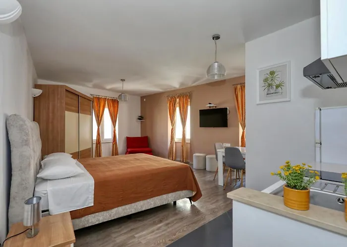 Apartament & 72 *