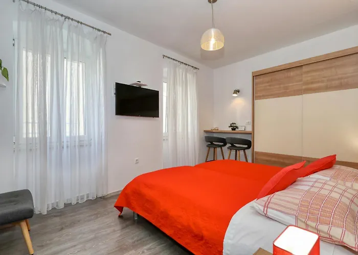 Apartament & 72 *