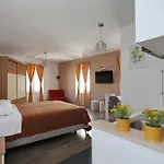 Rooms&apartments 72 *