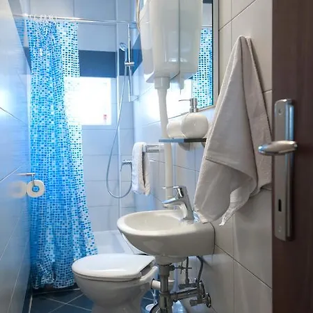 룸즈 & 아파트먼츠 72 아파트 *