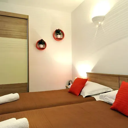 룸즈 & 아파트먼츠 72 *