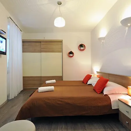 룸즈 & 아파트먼츠 72 *