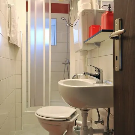 룸즈 & 아파트먼츠 72 아파트 *