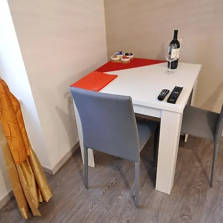 아파트 룸즈 & 아파트먼츠 72 *