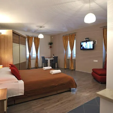 룸즈 & 아파트먼츠 72