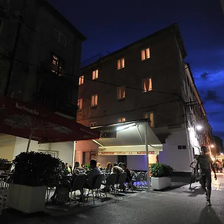 아파트 룸즈 & 아파트먼츠 72 *